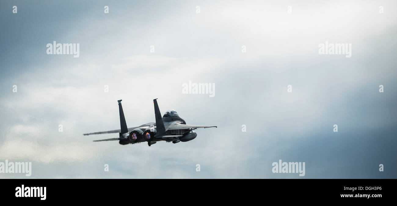 Ein US-Air Force F-15E Strike Eagle zieht in Mountain Home Air Force Base, Idaho, 16. Oktober 2013. Der Flug war Teil des Berges Roundup, eine massive Multi-service, multi-nationalen Bewegung. Stockfoto