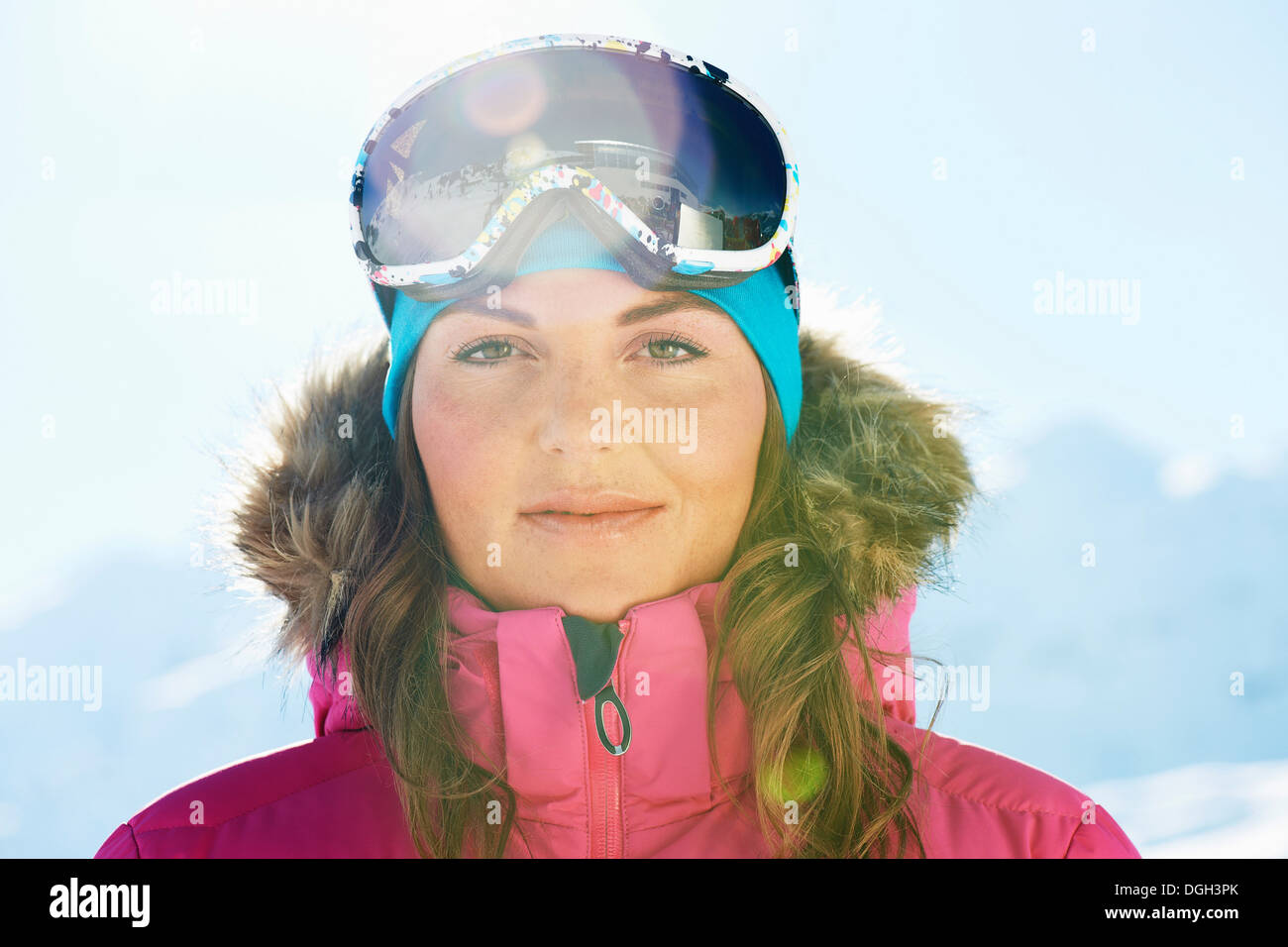 Porträt einer jungen Skifahrerin Stockfoto