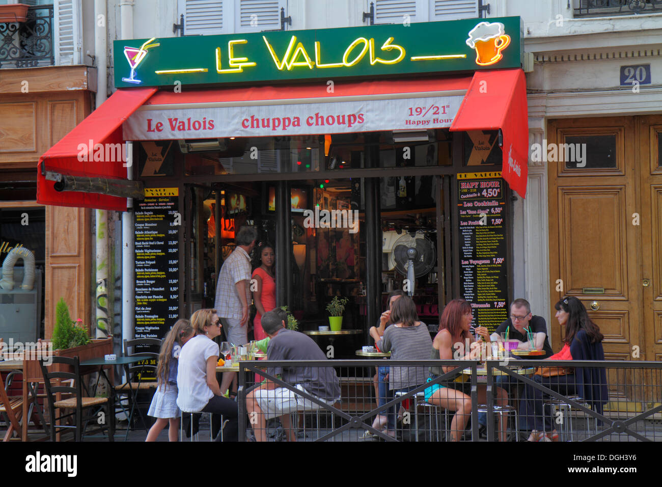 Paris Frankreich, 8. 9. 17. 18. Arrondissement, Place de Clichy, Le Valois, Restaurant Restaurants Essen Essen Essen Essen Café Cafés, Küche, Essen, Café, Bar Lounge Pub Stockfoto