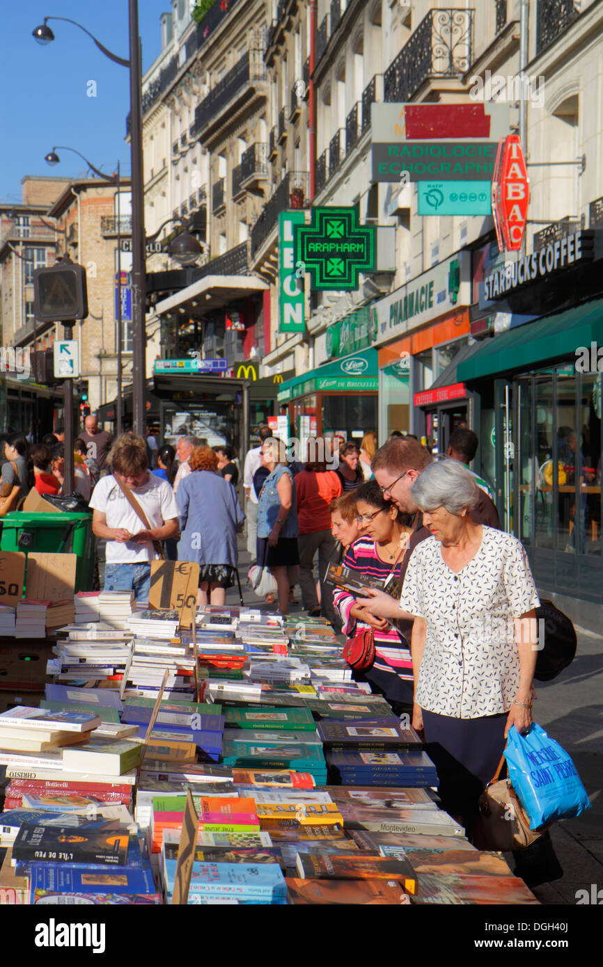 Paris Frankreich,8. 9. 17. 18. Arrondissement,Place de Clichy,Buch,Verkäufer Stände Stand Markt Markt,Shopping Shopper Shopper Shop Stockfoto