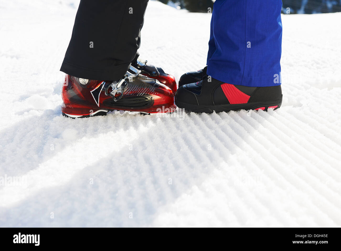 Snowboarder mit Stiefeln zusammen Stockfoto