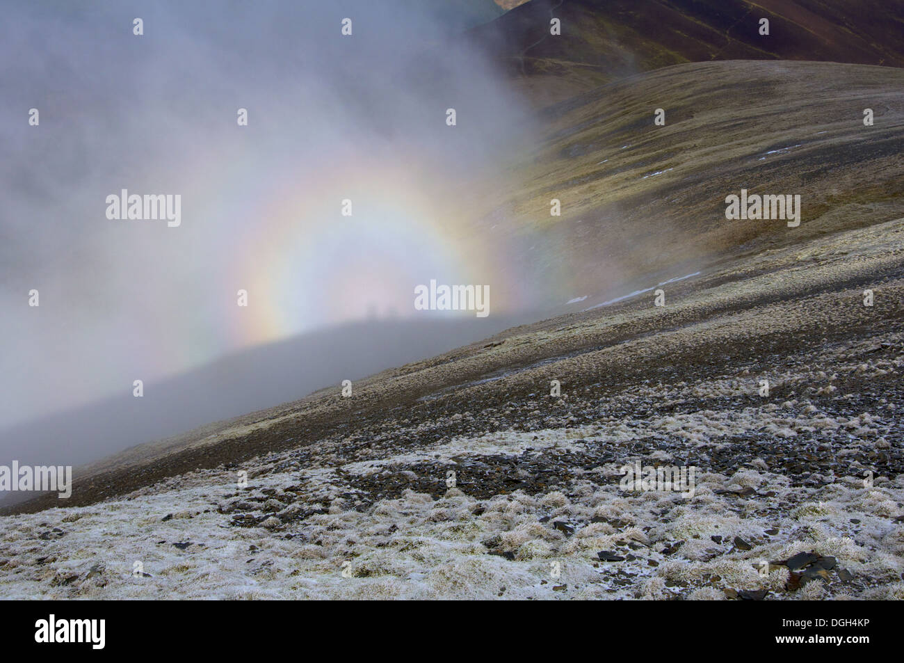 Brocken Gespenst gesehen vom Hügel wird angezeigt, wenn die Sonne hinter der Person, die vom Grat oder Peak in Nebel auf der Suche ist nach unten Stockfoto
