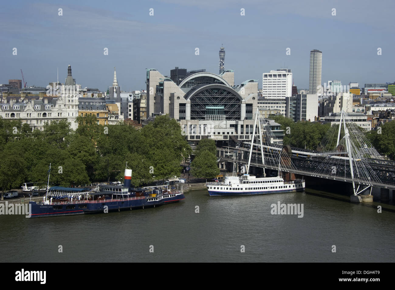 Blick vom London Eye Stadt Fluss mit Booten und Charing Cross Bahn Bahnhof Hungerford Bridge River Thames Stadt der Stockfoto