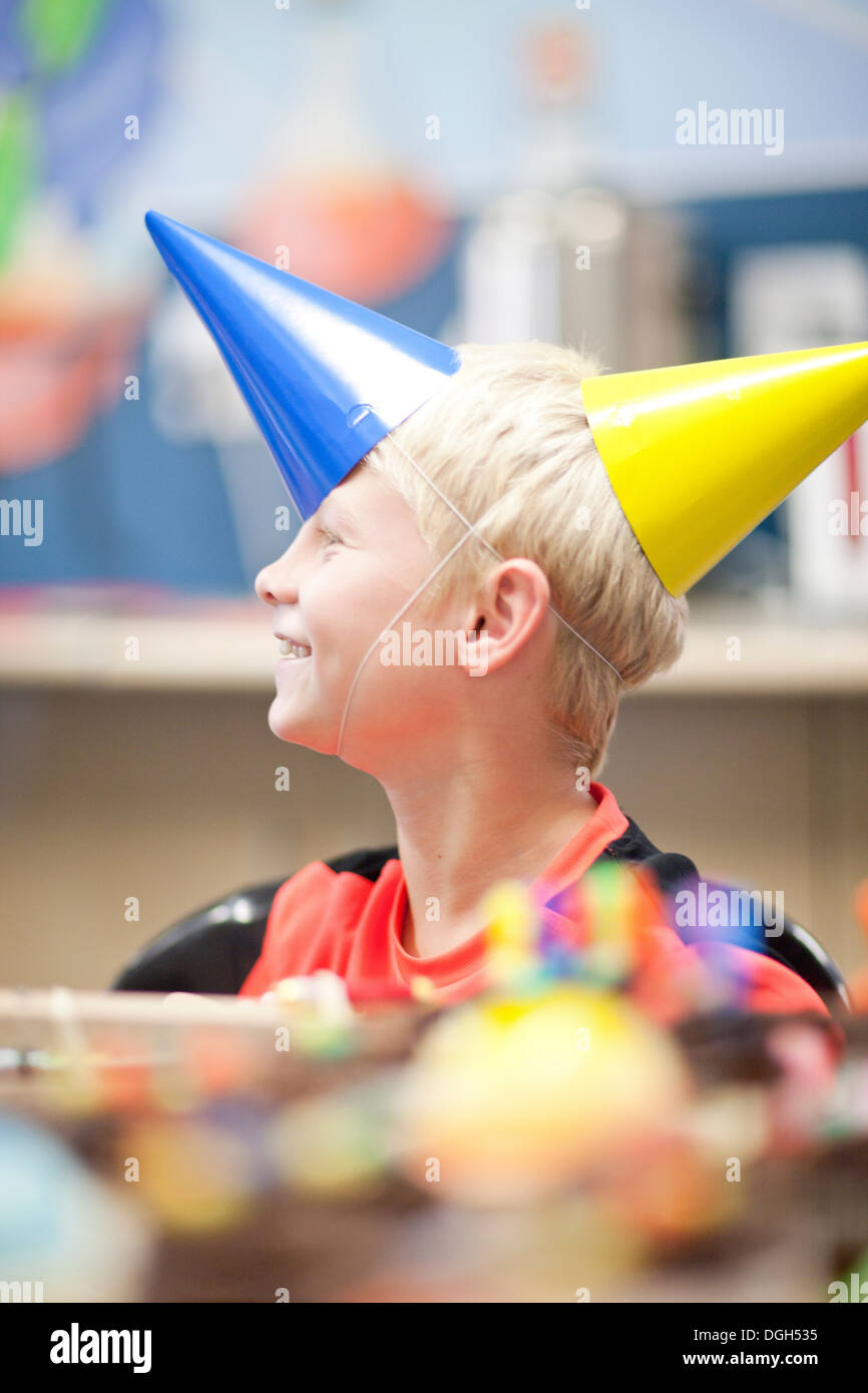 Jungen tragen zwei Partyhüte-Geburtstags-party Stockfoto