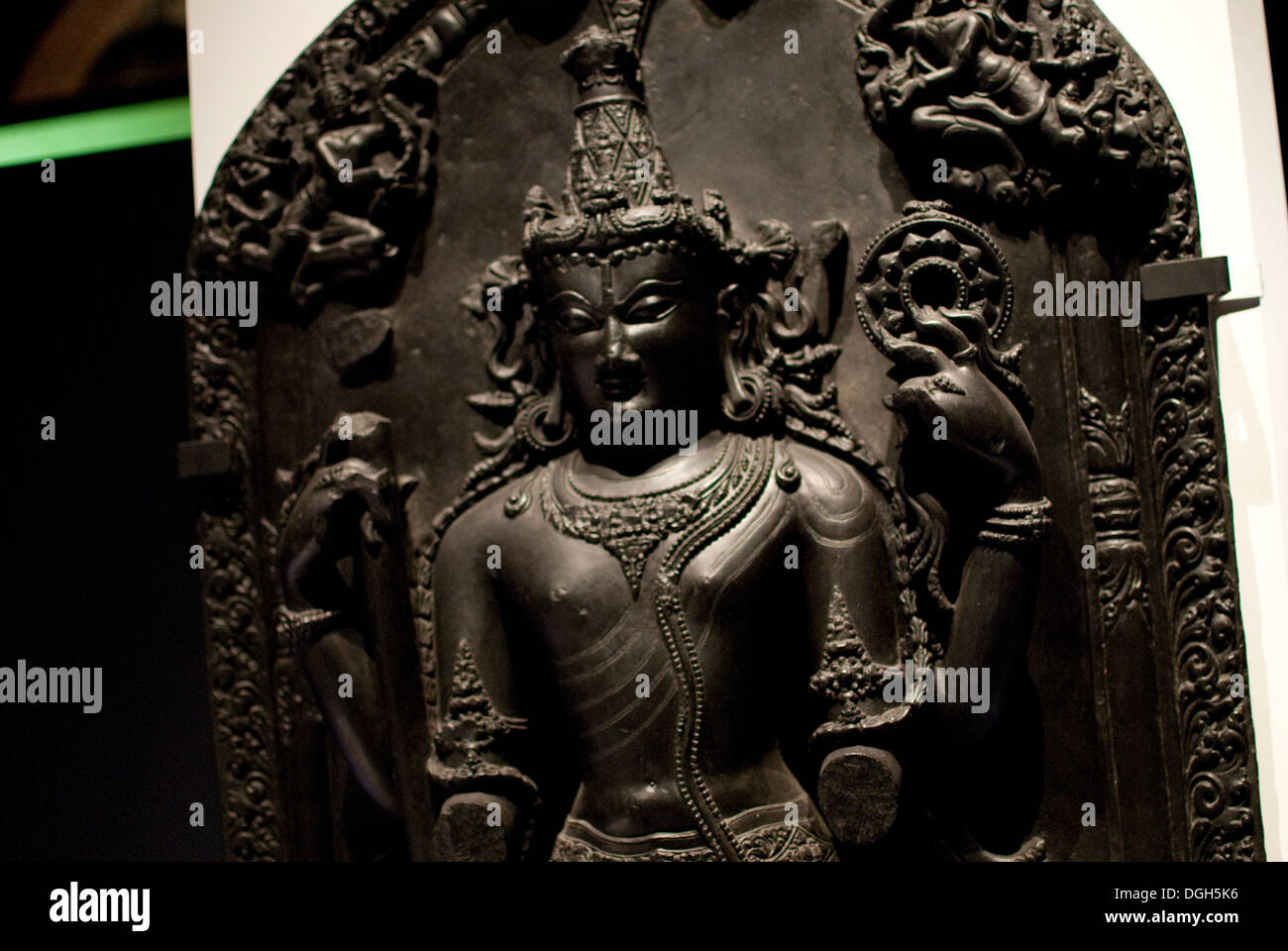 Stele mit einer stehenden Figur von Vishnu. Aus Bengalen, östlichen Indien Pala Dynastie, 12. Jahrhundert n. Chr. Stockfoto