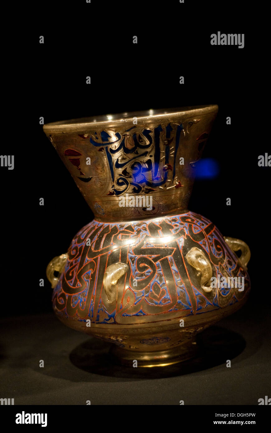 Moschee-Lampen mit Inschriften aus dem Koran. Ägypten, 1350-1355 A.C.  "Schätze der Kulturen der Welt" Stockfoto