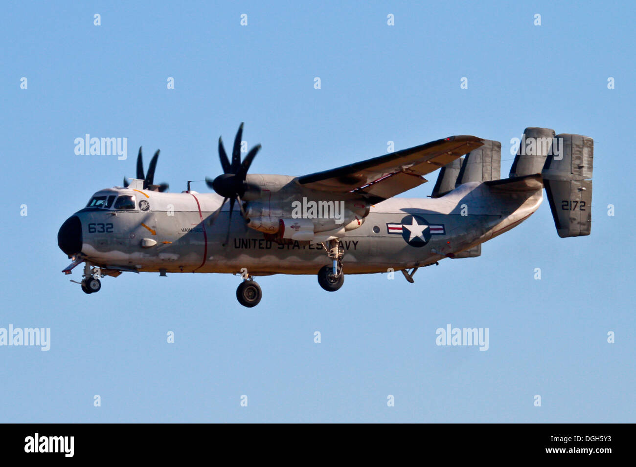 Eine US-Marine C-2A Greyhound von VAW-120 nähert sich Atlantic City International Airport, NJ für ein "Touch and Go" Praxis Landung am 18. Oktober. VAW-120, bekannt als die "Greyhawks" basieren aus NAS Norfolk, VA. Stockfoto