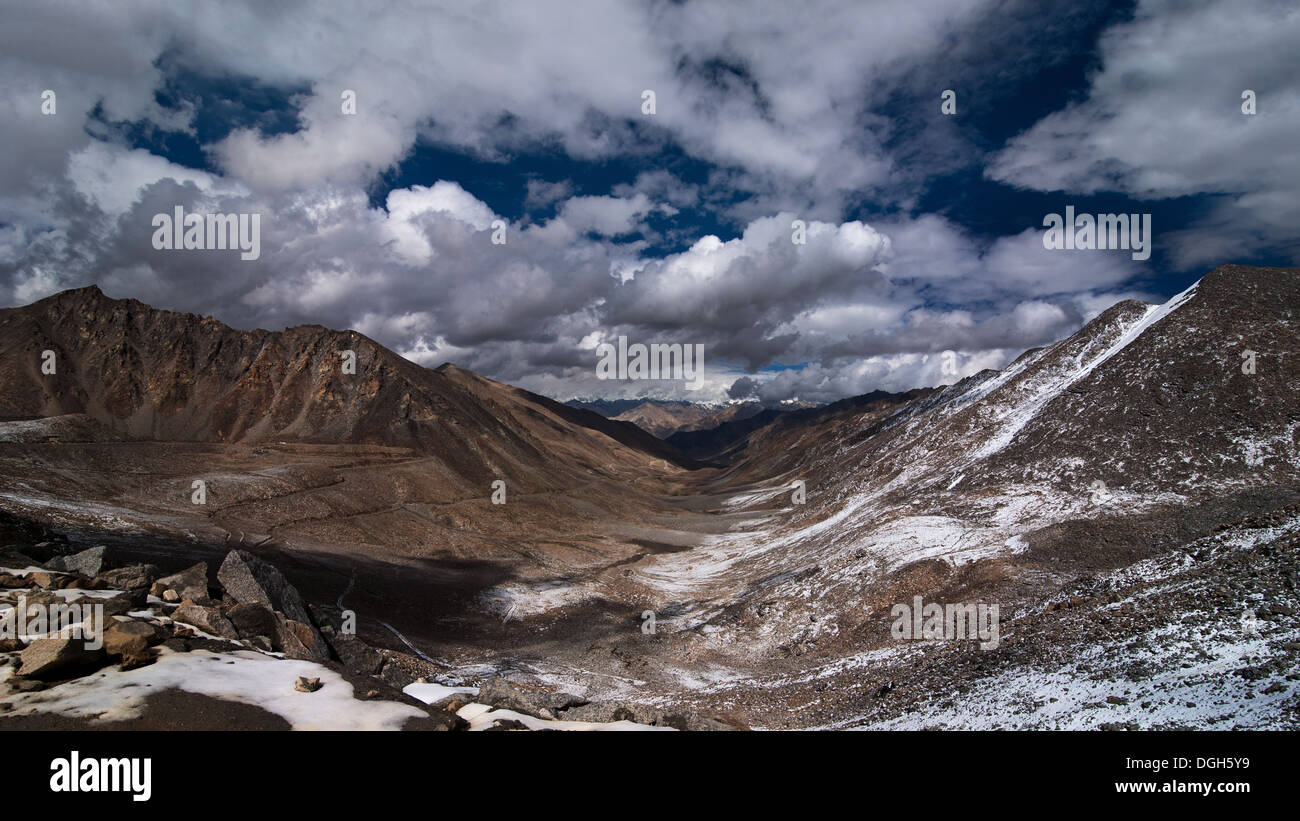 Himalaya Hochgebirge Landschaft Panorama mit dramatischen Wolkenhimmel nahe Khardung La pass. Indien, Ladakh, 5600 m Höhe. Stockfoto