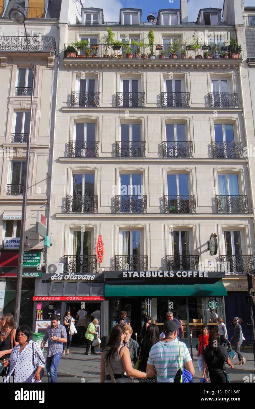 Paris Frankreich, 8. 9. 17. 18. Arrondissement, Place de Clichy, Starbucks Coffee, Barista, Außen, Eingang, historische Haussmann Eigentumswohnung, Wohnanlage, AP Stockfoto