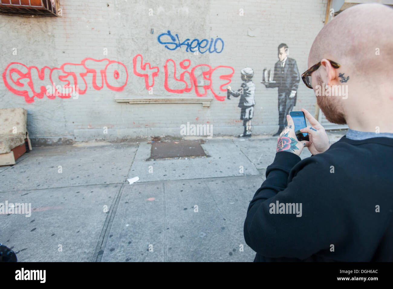 New York, USA. 21. Oktober 2013. Streetart-Fans strömen in der Melrose-Nachbarschaft von der Bronx in New York auf Montag, 21. Oktober 2013, die 21. Ausgabe von Banksy-Graffiti-Kunst zu sehen. Die schwer fassbare Streetart-Künstler schafft Werke rund um die Stadt jeden Tag im Laufe des Monats Oktober.  Bildnachweis: Richard B. Levine/Alamy Live-Nachrichten Stockfoto