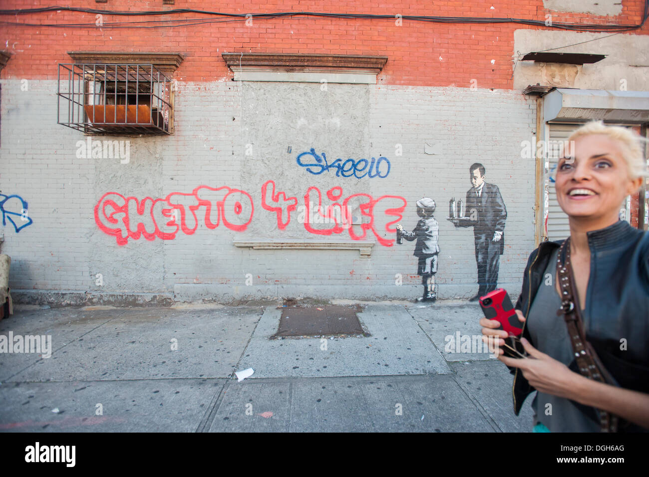 New York, USA. 21. Oktober 2013. Streetart-Fans strömen in der Melrose-Nachbarschaft von der Bronx in New York auf Montag, 21. Oktober 2013, die 21. Ausgabe von Banksy-Graffiti-Kunst zu sehen. Die schwer fassbare Streetart-Künstler schafft Werke rund um die Stadt jeden Tag im Laufe des Monats Oktober.  Bildnachweis: Richard B. Levine/Alamy Live-Nachrichten Stockfoto