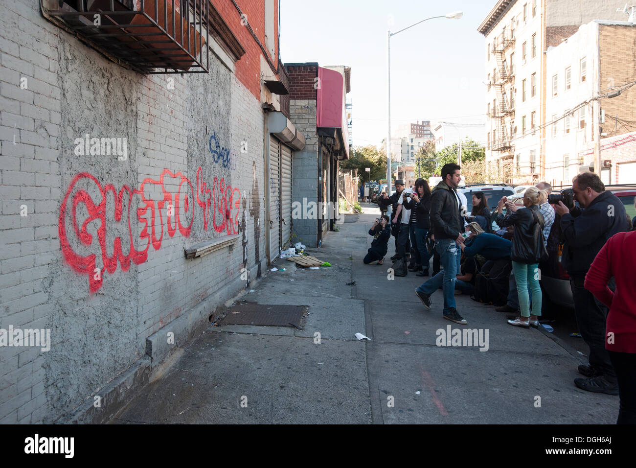 New York, USA. 21. Oktober 2013. Streetart-Fans strömen in der Melrose-Nachbarschaft von der Bronx in New York auf Montag, 21. Oktober 2013, die 21. Ausgabe von Banksy-Graffiti-Kunst zu sehen. Die schwer fassbare Streetart-Künstler schafft Werke rund um die Stadt jeden Tag im Laufe des Monats Oktober.  Bildnachweis: Richard B. Levine/Alamy Live-Nachrichten Stockfoto