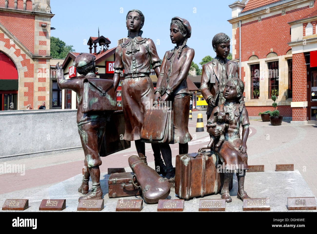 Skulptur von Deportierten Kindern vor dem Bahnhof Gdansk Glowny. Stockfoto