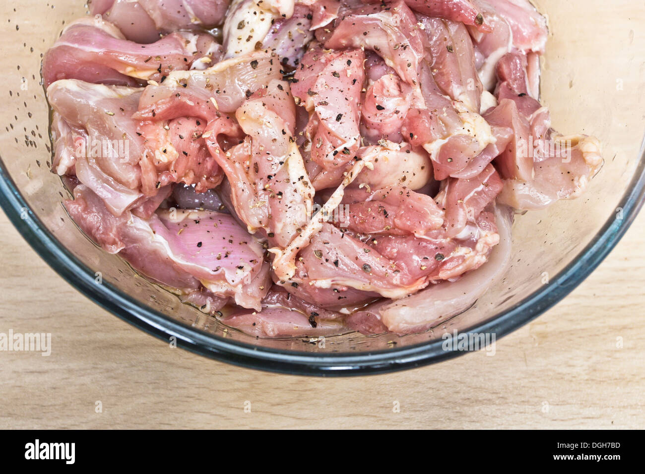Rohe Fleischstücke vor dem Kochen mit Pfeffer gewürzt Stockfoto