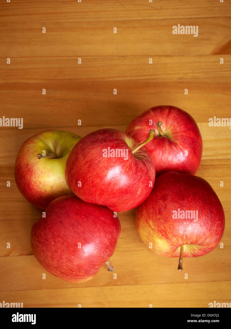 Gala Äpfel auf dem Tisch Stockfoto