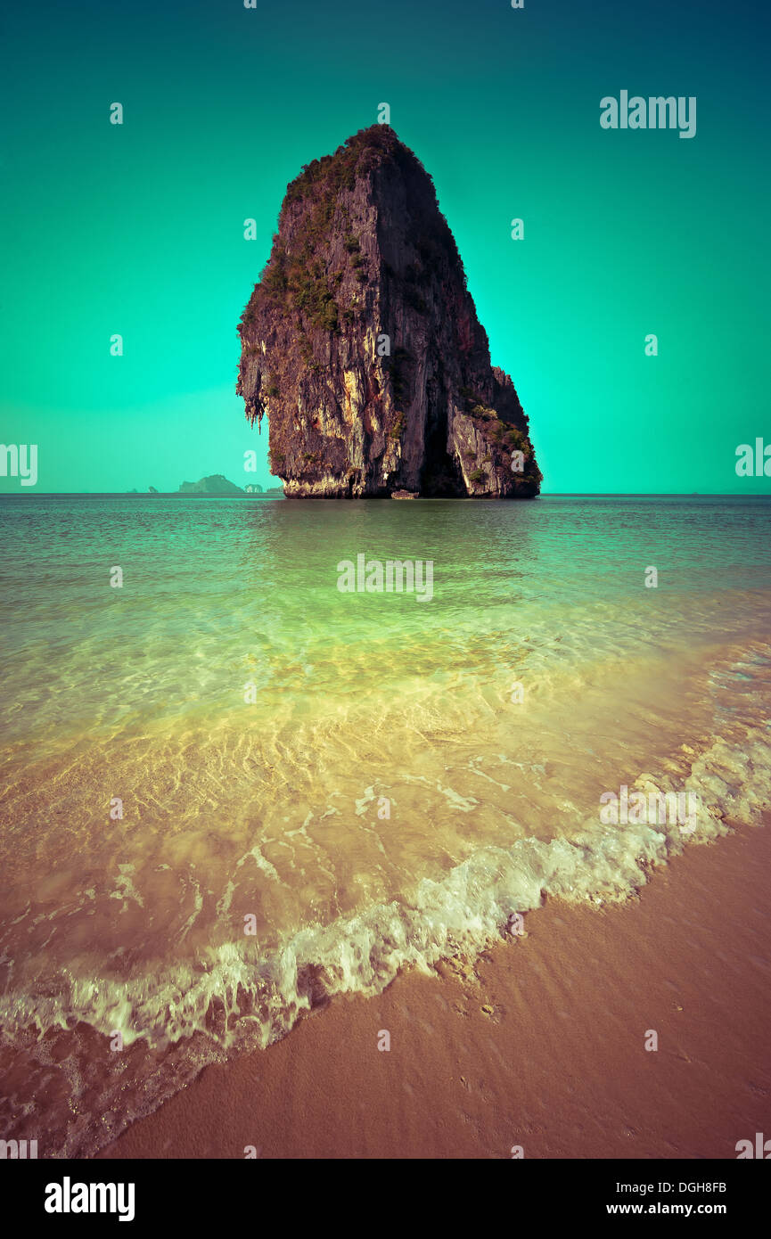 Tropischen Strandblick im Vintage-Stil. Ozean-Landschaft mit Felseninsel Bildung bei located cave Strand Railay, Krabi, Thailand Stockfoto