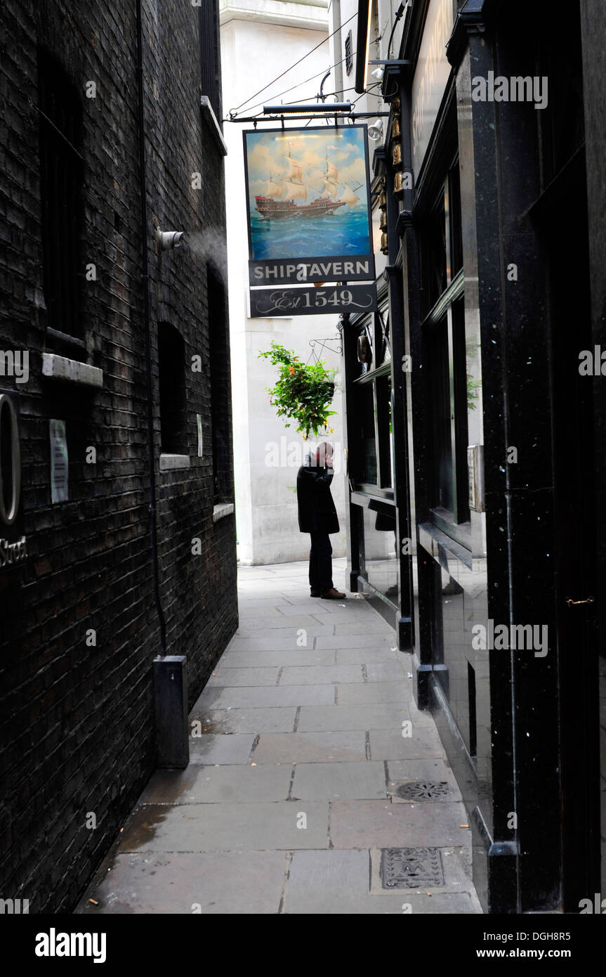 Ein Mann steht in einer Gasse, Holborn, London Stockfoto
