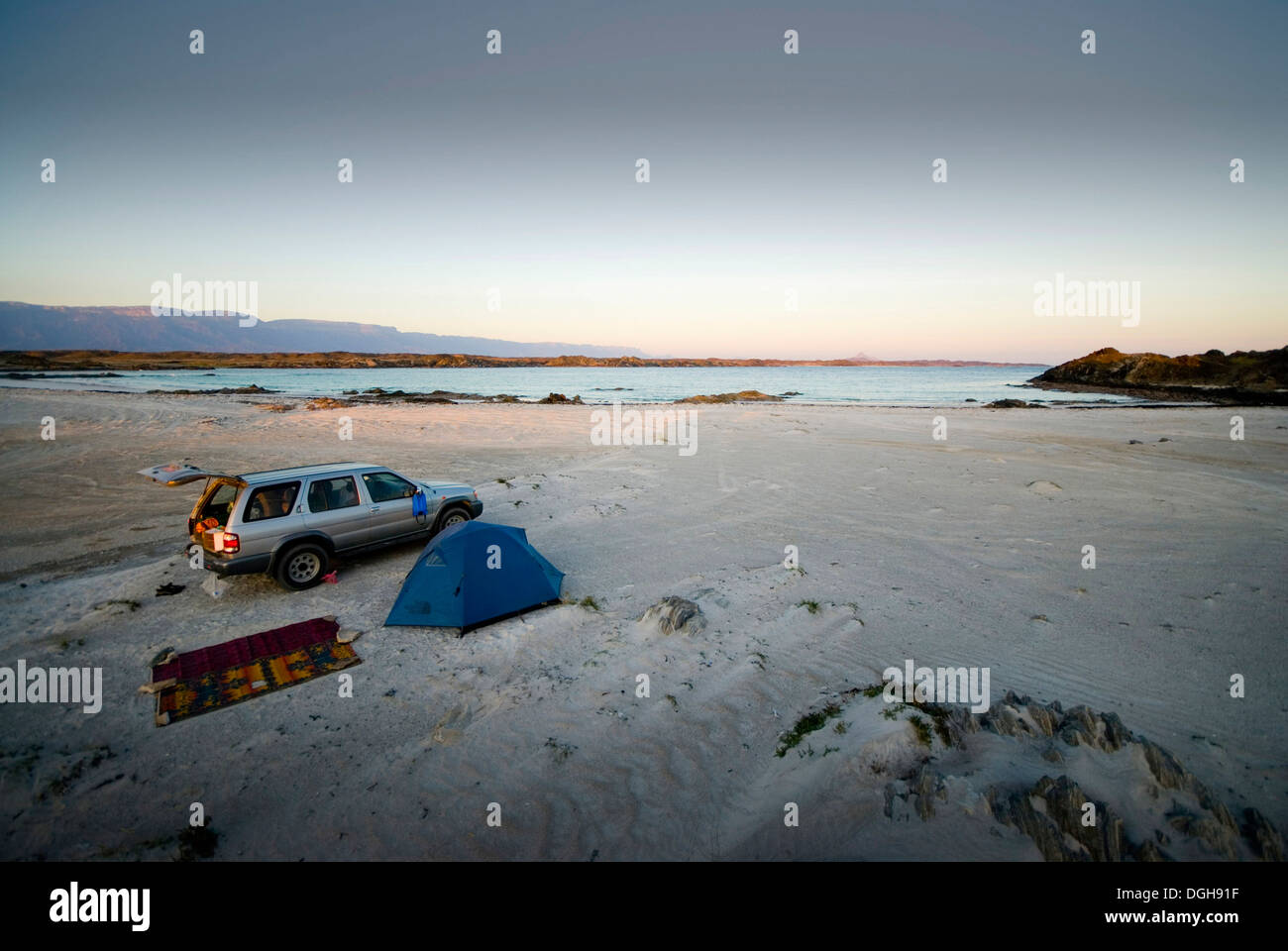 Campingplatz am Strand in der Nähe von Mirbat Salalah im südlichen Oman auf der Arabischen Halbinsel Stockfoto