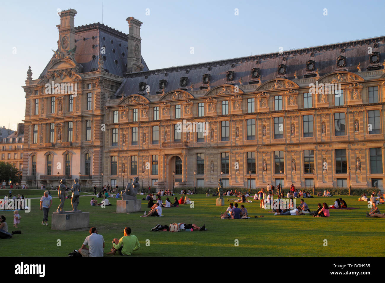 Paris Frankreich, 1. Arrondissement, Place du Carrousel, Louvre Art Museum, Musée du Louvre Palace, Außenansicht, Rasen, Mann, Männer, Erwachsene, Erwachsene, Frau fema Stockfoto
