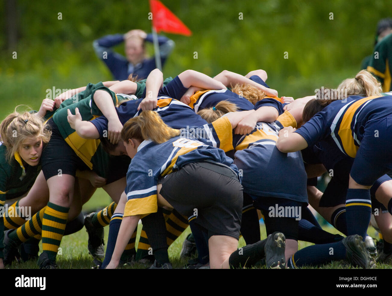 Mädchen in Rugby scrum Stockfoto