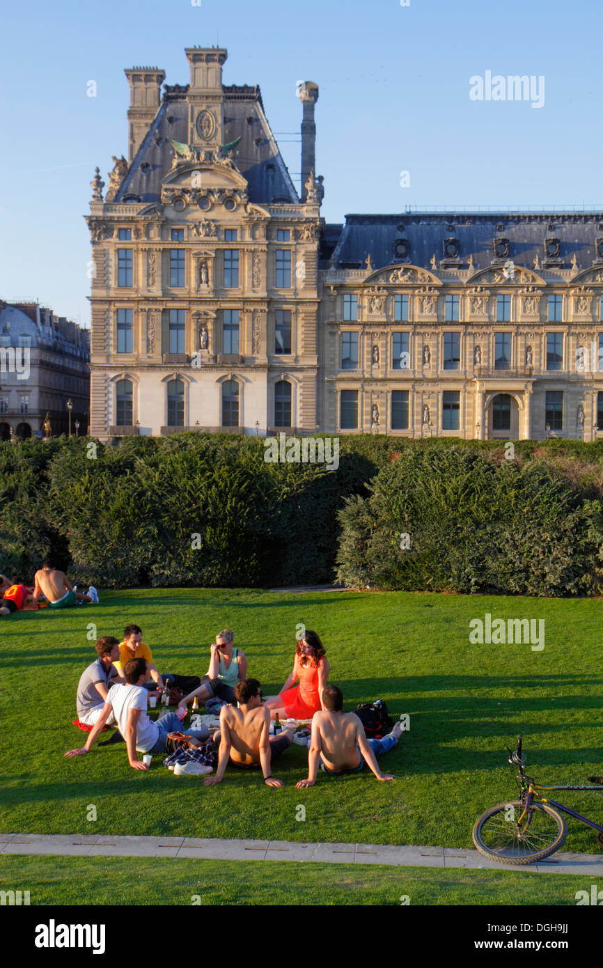 Paris Frankreich, 1. Arrondissement, Place du Carrousel, Louvre Kunstmuseum, Musée du Louvre, Außenansicht, Mann Männer männlich, Erwachsene, Erwachsene, Frau weiblich wo Stockfoto