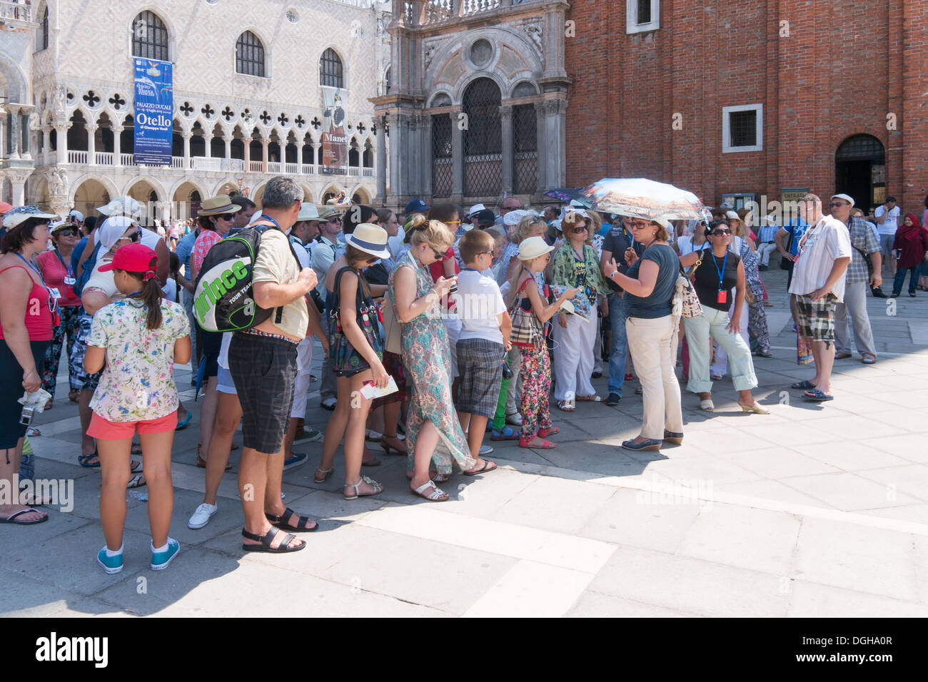 Gruppe von Touristen, die Schlange mit Reiseleiter, St. Marks Platz, Venedig, Italien, Europa Stockfoto