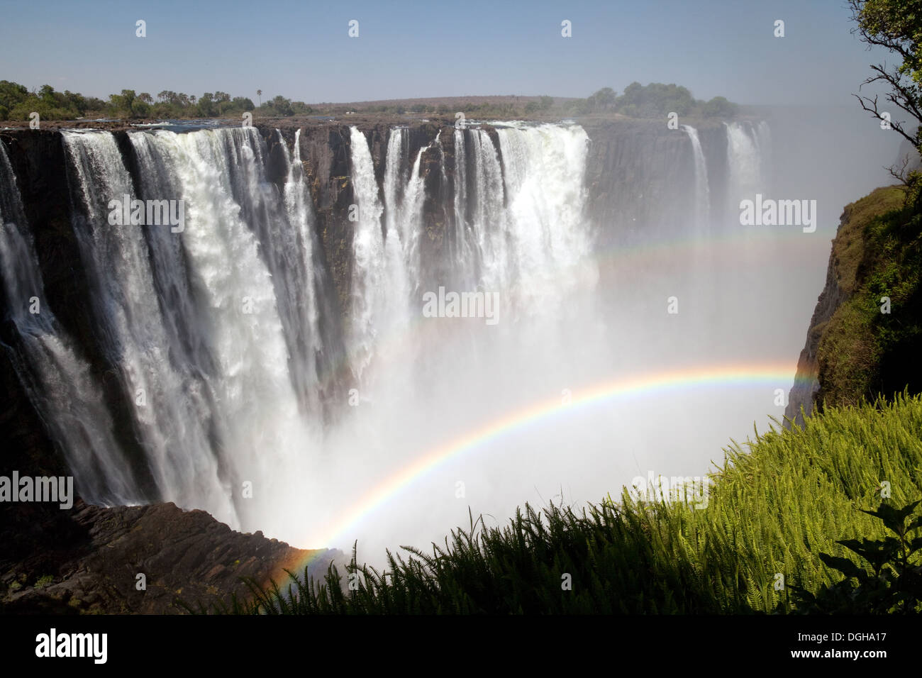 Victoria Falls Rainbow; EIN doppelter Regenbogen über den Victoria Falls, Simbabwe, vom Victoria Falls National Park, Simbabwe Africa Stockfoto