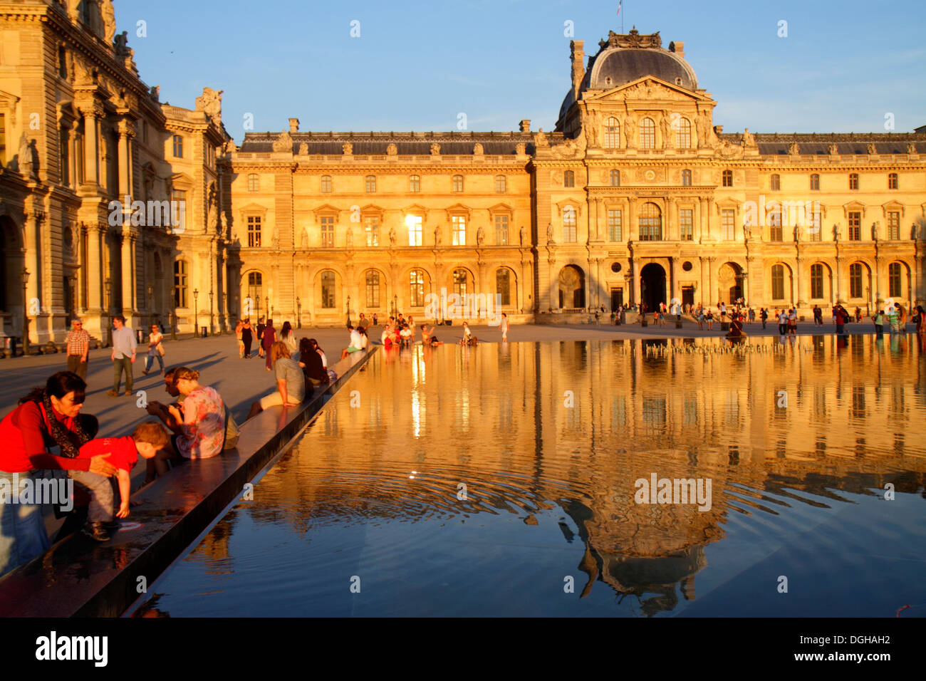 Paris Frankreich, 1. Arrondissement, Napoleonhof, Louvre-Kunstmuseum, Musée du Louvre, Außenansicht, reflektierender Pool, Frankreich130815125 Stockfoto