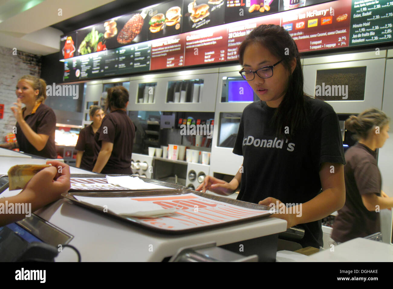 Paris France,Europe,French,4. Arrondissement,Rue de Rivoli,McDonald's,Burger,Hamburger,Franchise,Fast Food,Restaurant Restaurants Essen gehen Stockfoto