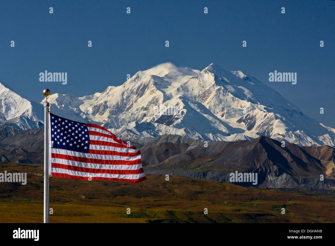 Mt McKinley mit amerikanischen Flagge im Denali-Nationalpark, Alaska Stockfoto
