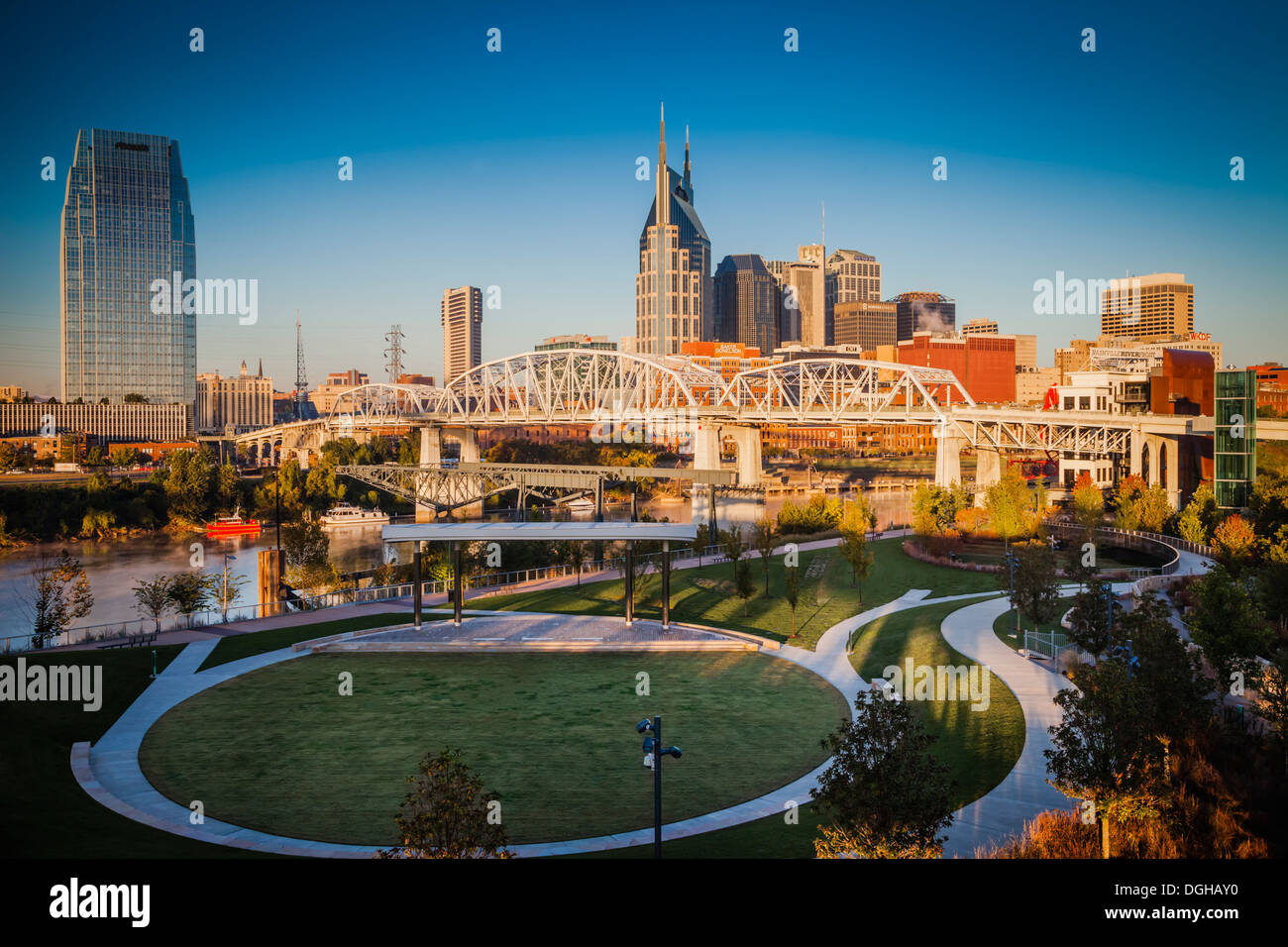 Am frühen Morgen über Cumberland Park und die Gebäude der Innenstadt von Nashville, Tennessee, USA Stockfoto