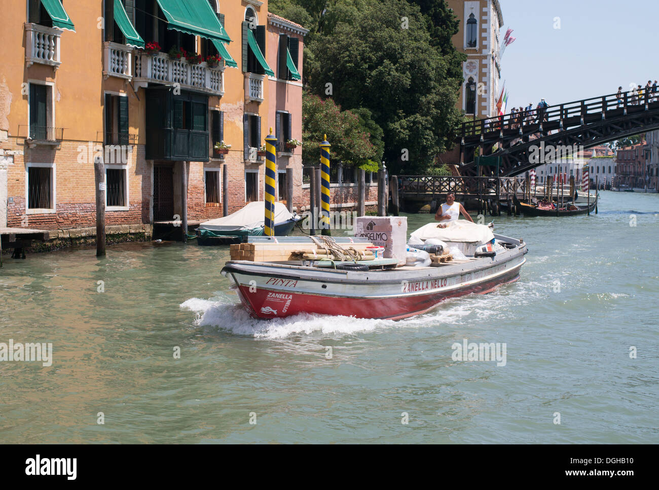 Ein Gebäude trägst Workboat liefert entlang des Grand Canal-Venedig, Italien, Europa Stockfoto