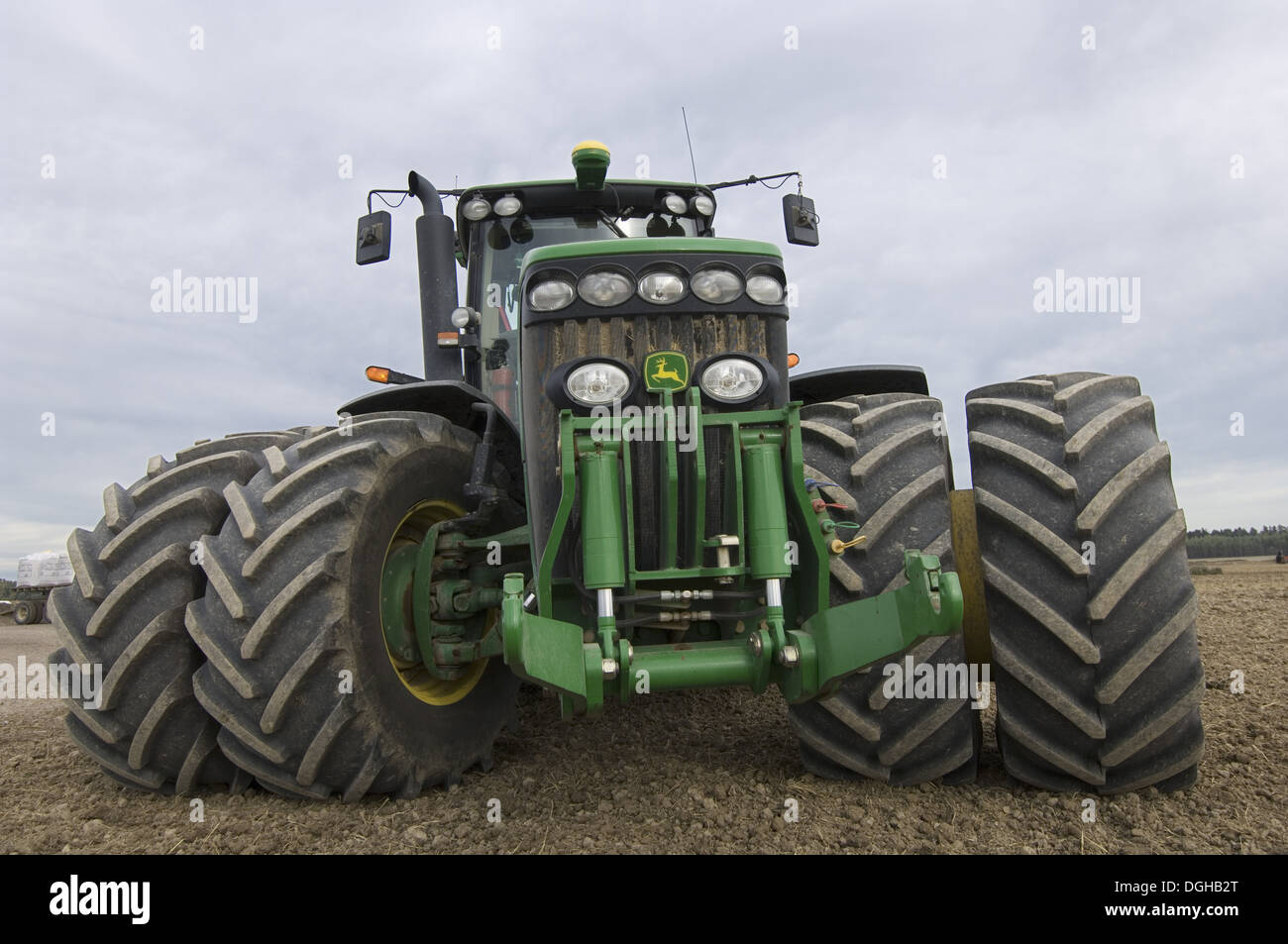 John Deere 8530 Traktor mit Zwillingsbereifung und Reifen, Schweden