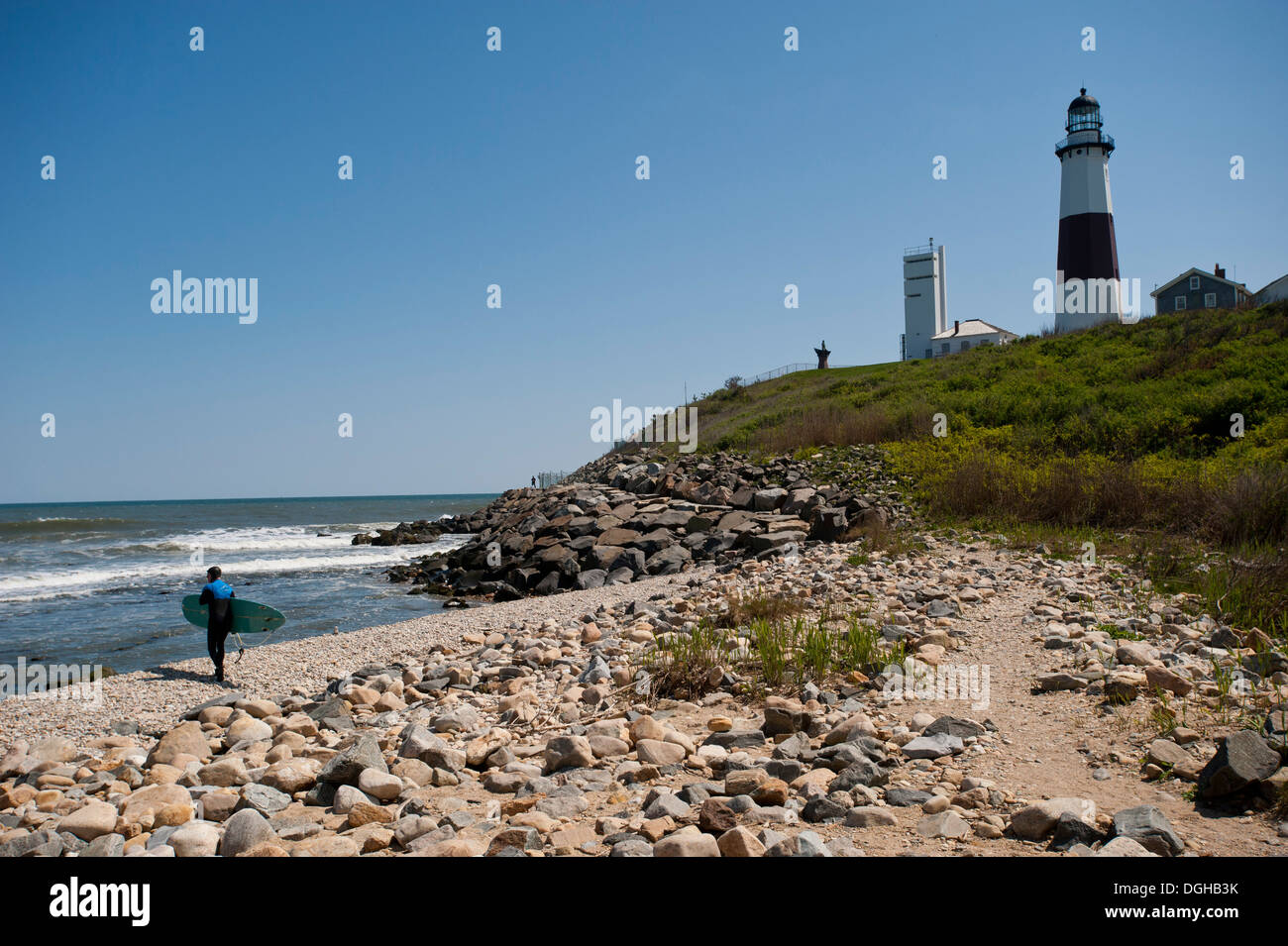 Montauk, New York - 25.04.12 - ein Surfer in Montauk Point in Montauk, New York 25. April 2012. (Foto von Gordon M. Grant) Stockfoto