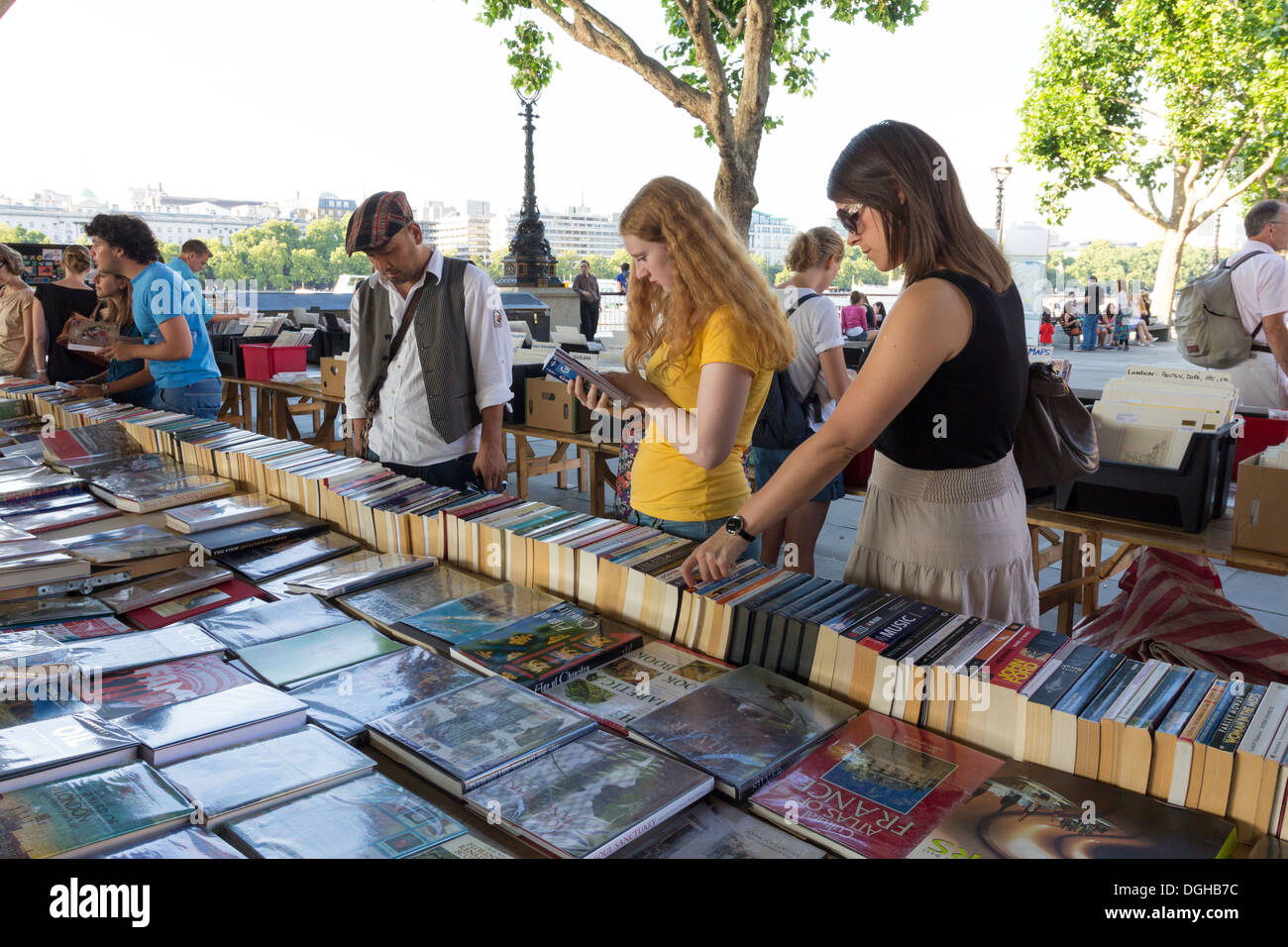 Buchmarkt unter Waterloo Bridge - London Stockfoto