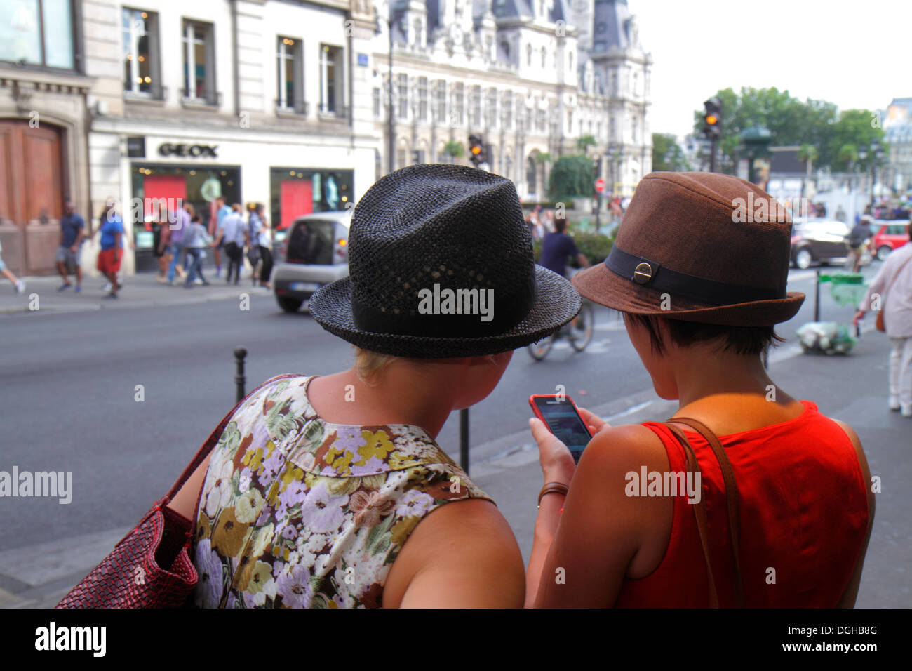 Paris, Frankreich, 4. Arrondissement, Boulevard de Sébastopol, Erwachsene, Erwachsene, Frauen, Freunde, Fedora, gut gekleidet, Smartphone, Telefone, Check-in Stockfoto