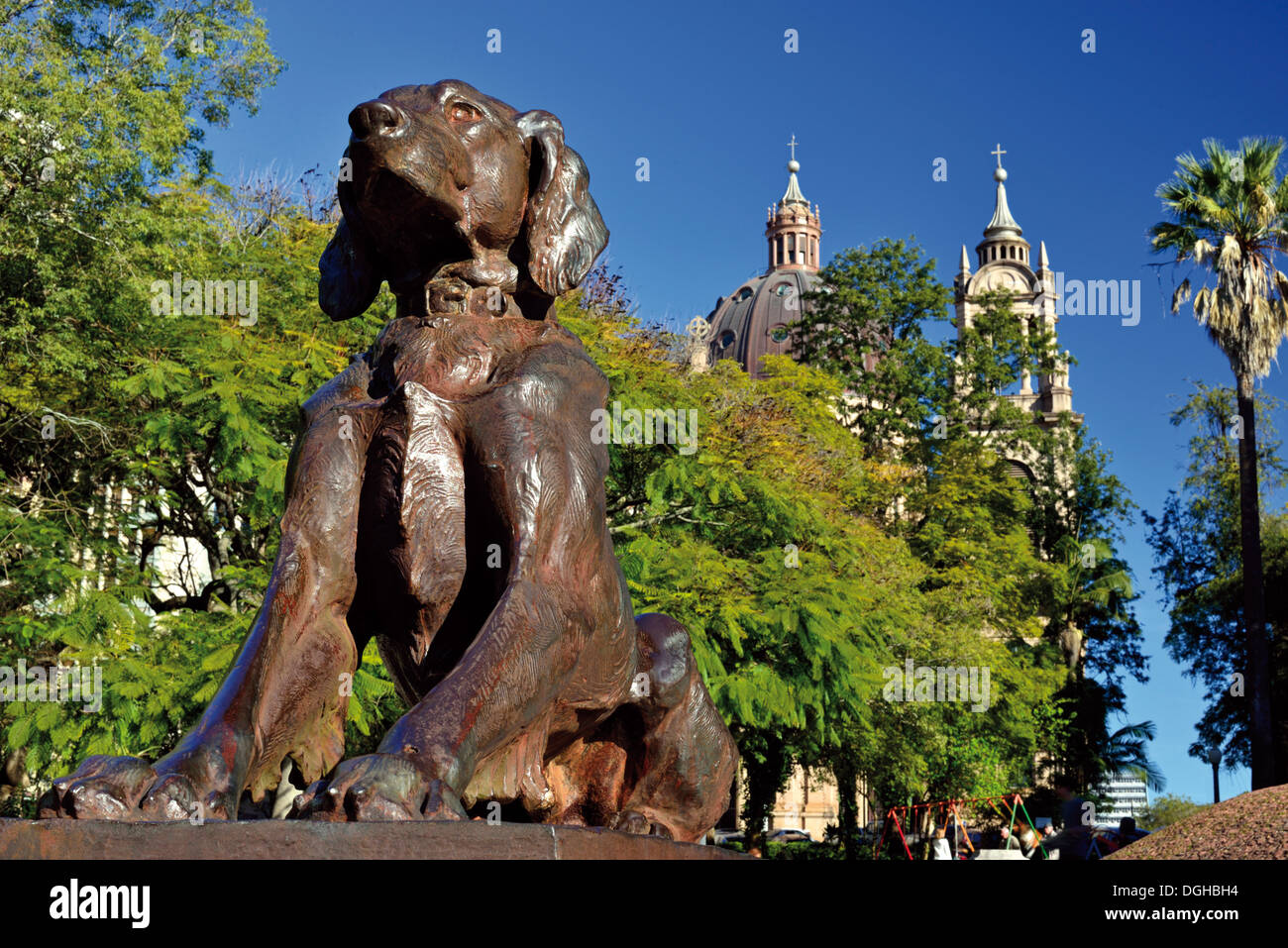 Brasilien, Rio Grande do Sul: Bronze-Skulptur eines Hundes am Marechal Deodoro Platz vor der Kathedrale von Porto Alegre Stockfoto
