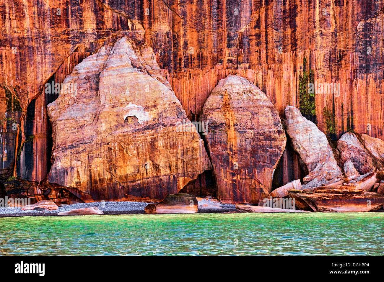 Spektakuläre Farben in die Sandsteinfelsen in dargestellter Felsen-Staatsangehöriger Lakeshore in obere Halbinsel von Michigan. Stockfoto