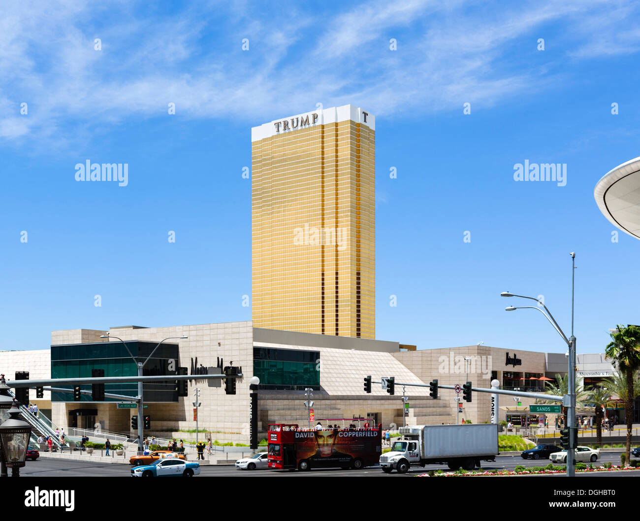 Das Trump Hotel und Casino mit Fahion Show Mall im Vordergrund, Las Vegas, Nevada, USA Stockfoto