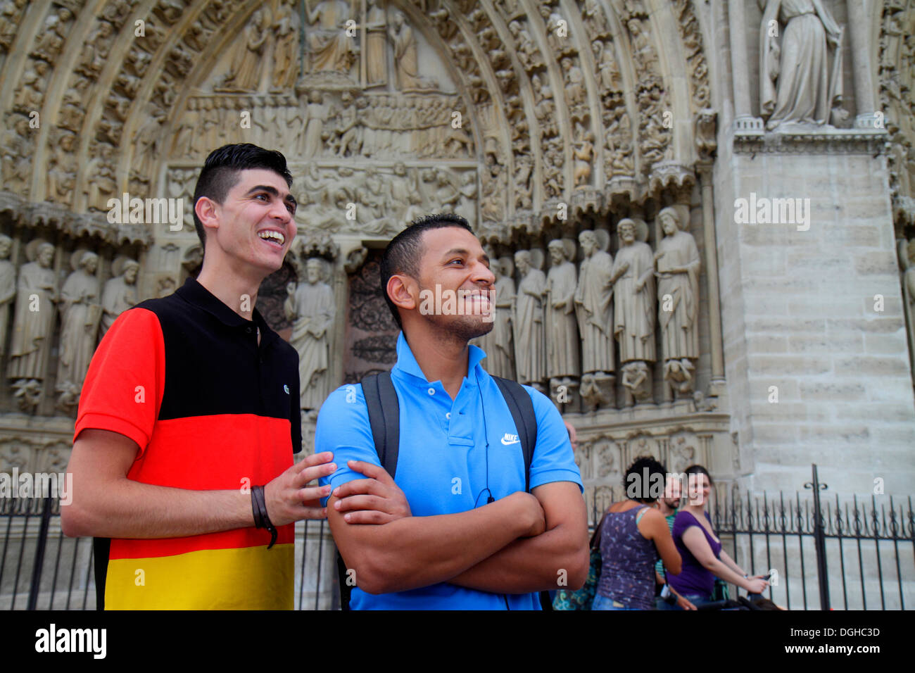 Paris Frankreich, Europa, Frankreich, 4. Arrondissement, Île de la Cité, Place Jean-Paul II, Kathedrale Notre Dame, Außenansicht, Erwachsene Erwachsene Männer Männer männlich, Freund, Paar, Stockfoto