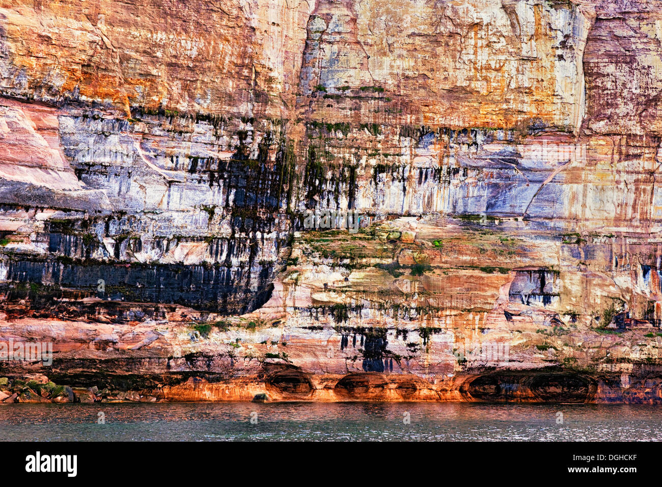 Natürlich geformte Höhlen unter die Sandsteinfelsen in dargestellter Felsen-Staatsangehöriger Lakeshore in obere Halbinsel von Michigan. Stockfoto