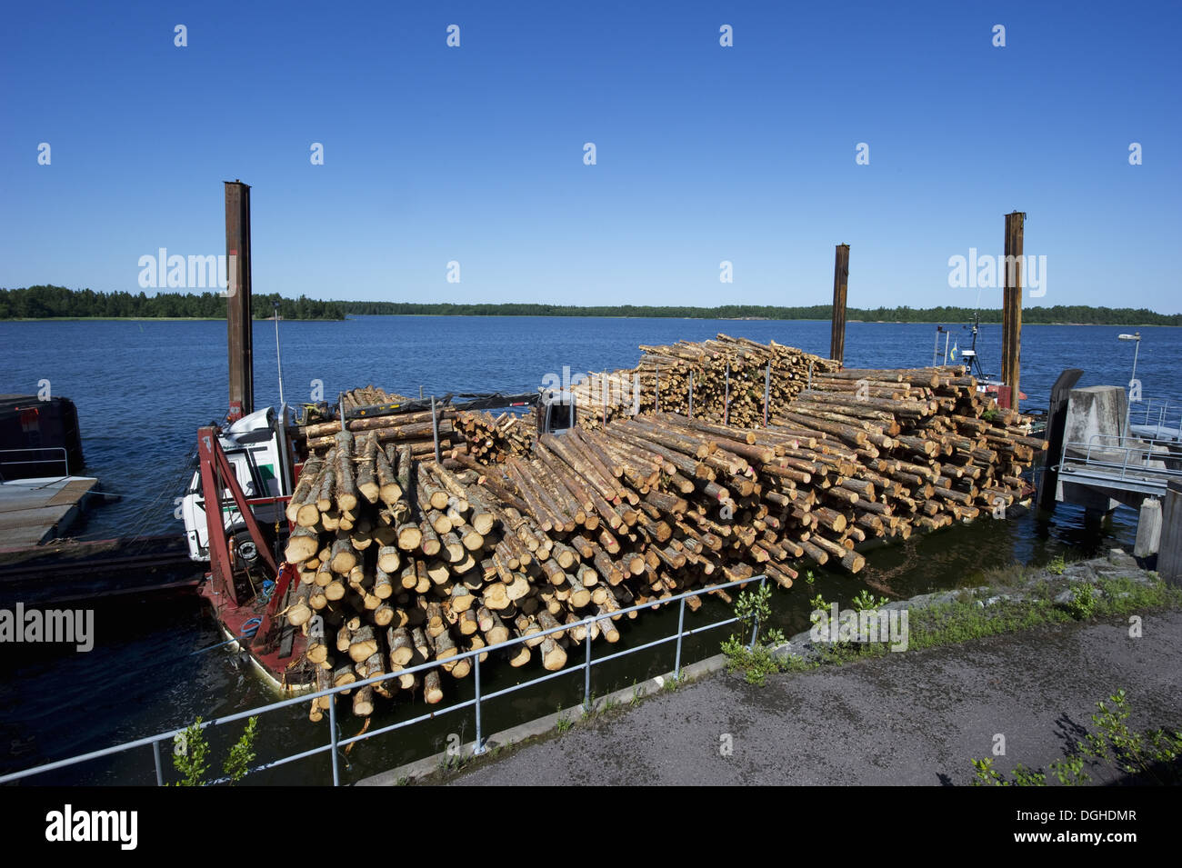 Lkw Mit Greifer Laden Anmeldet Holz Lastkahn Archipel Meer Ostsee Schweden Juni Stockfotografie Alamy