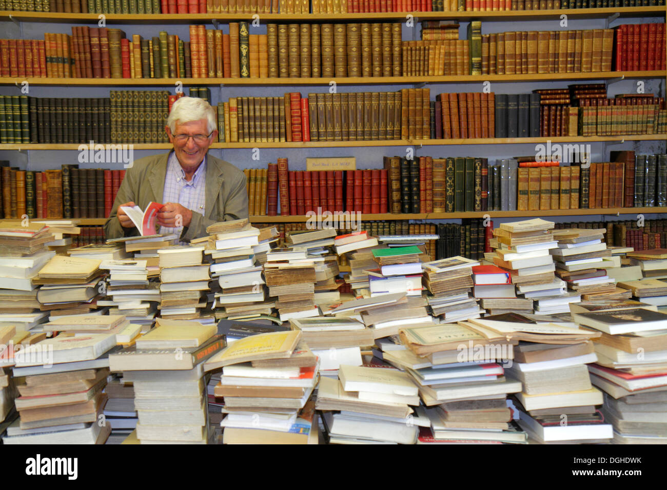 Paris Frankreich,Th Arrondissement,Les Marche aux Puces de Saint-Ouen,Puces Flea Shopping Shopper shoppen shoppen shoppen Markt kaufen verkaufen, Ladengeschäfte Geschäft Stockfoto