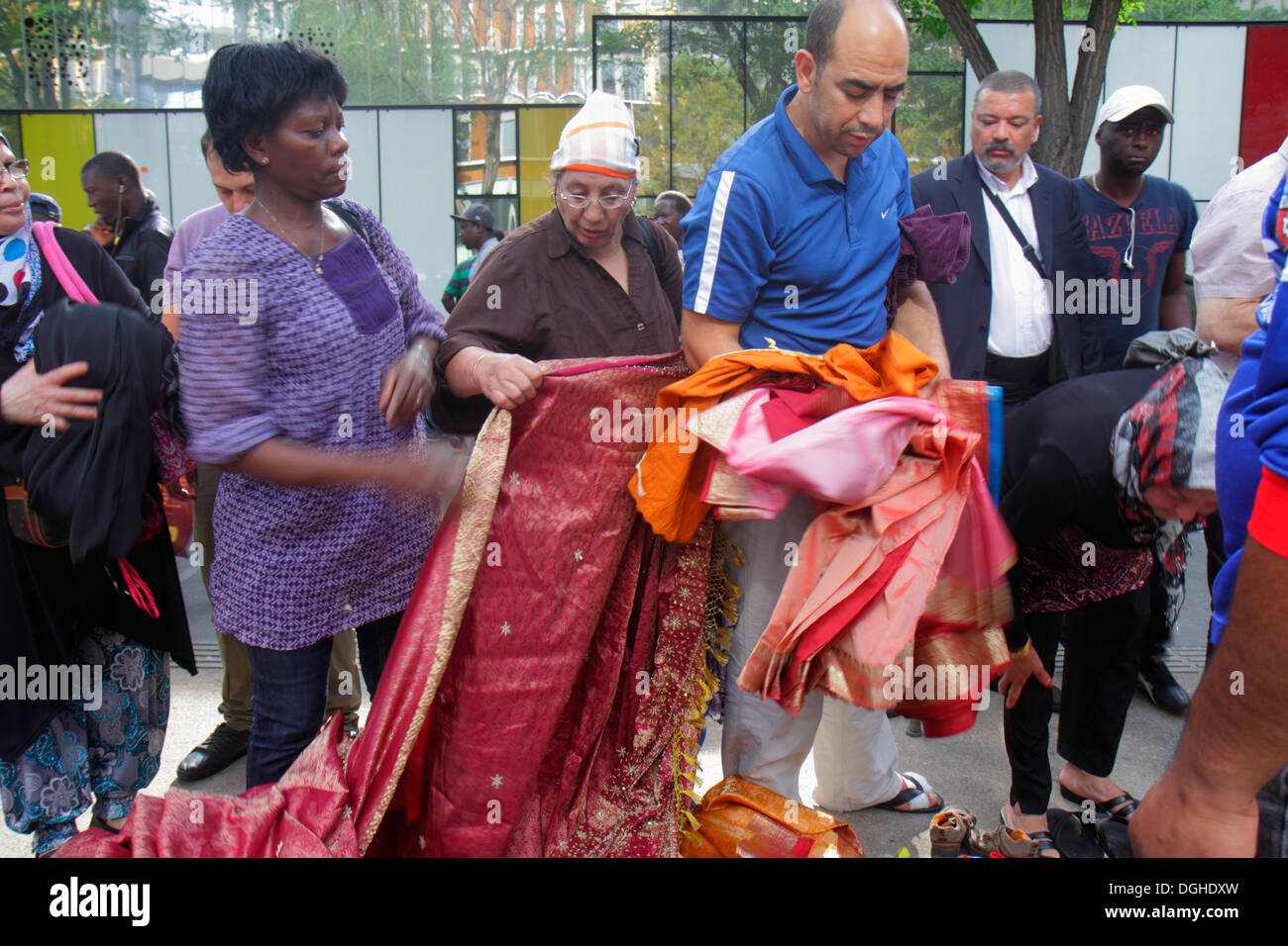 Paris Frankreich, Th Arrondissement, Avenue de la Porte de Montmartre, Flohshopper Shopper Shopper Shopper Shop Geschäfte Markt Kauf Verkauf, Laden Geschäfte Geschäft Stockfoto