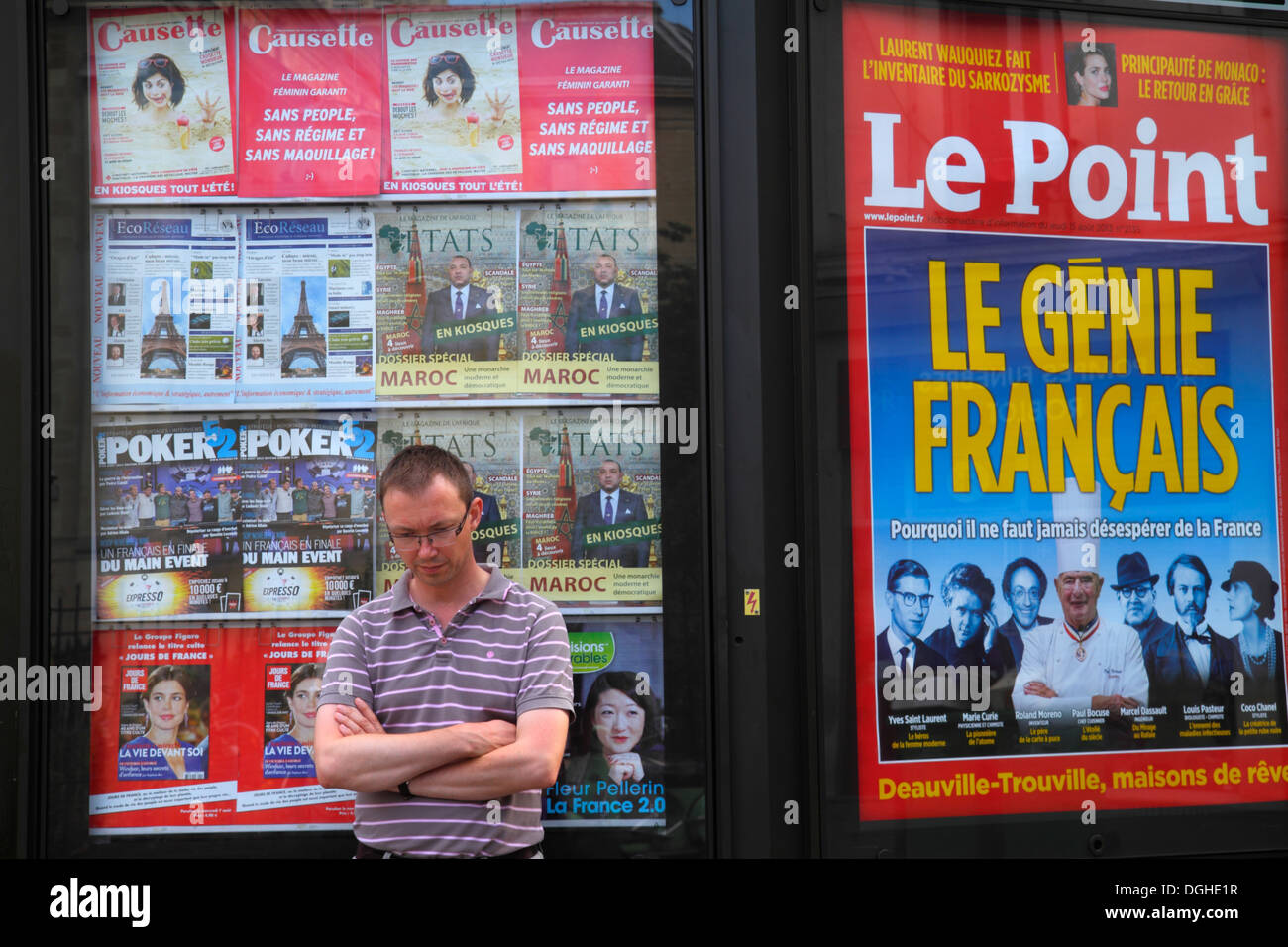 Paris Frankreich,Europa,Französisch,18. Arrondissement,Place Jules Joffrin,Werbetafel,Werbung Werbung,Werbung,Le Point,Zeitschrift,Erwachsene Erwachsene m Stockfoto