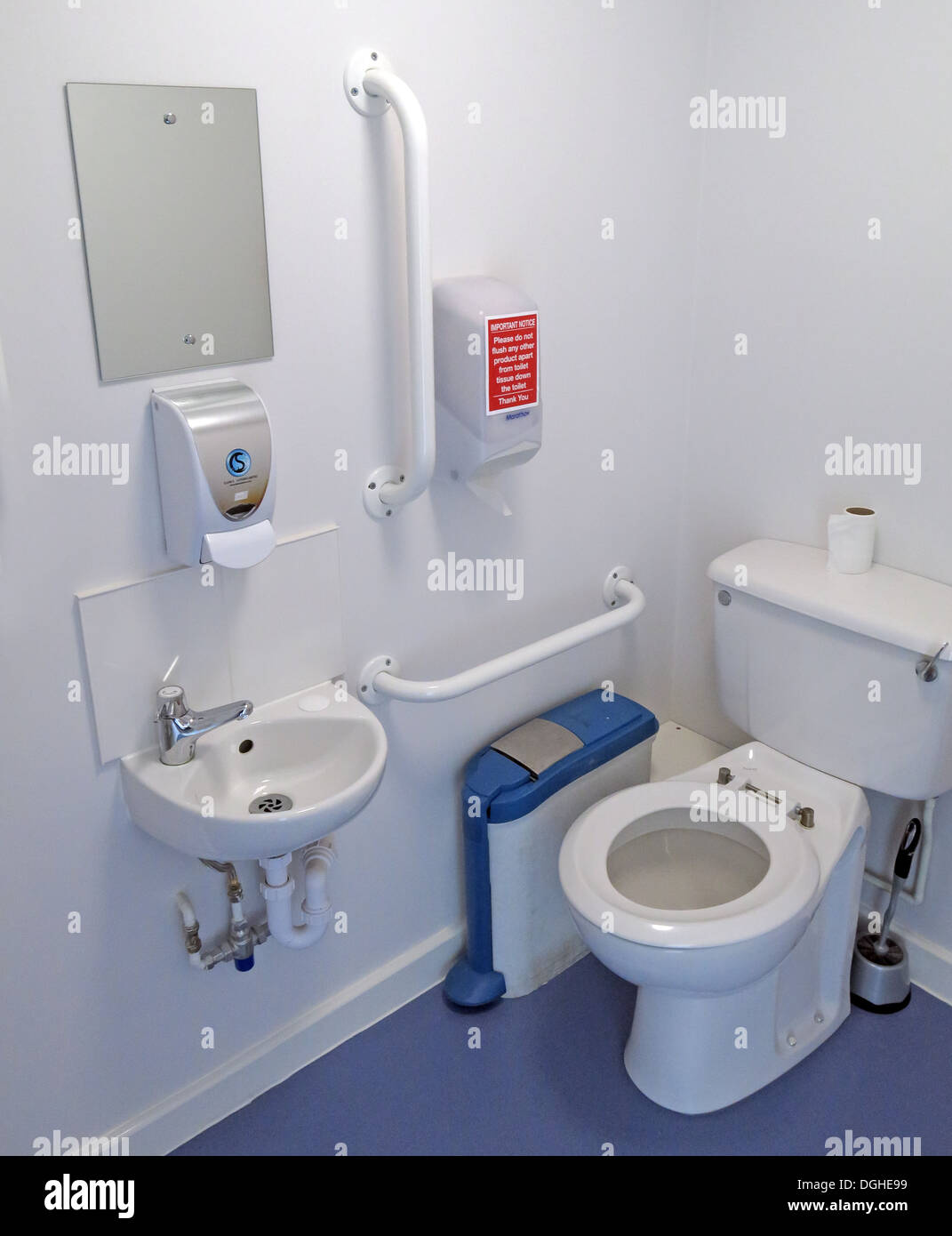 Standardmäßige, saubere, bewertbare behindertengerechte Toilette in Großbritannien mit Haltegriff Seifenspiegel Waschbecken Handwaschbecken heißes und kaltes Wasser Stockfoto