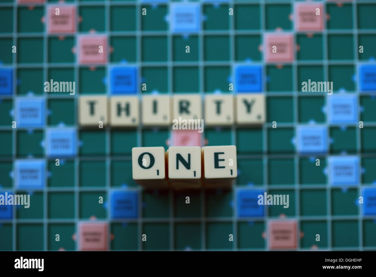 ThirtyOne, die Nummer 31, auf einem Scrabble-Spielbrett Stockfoto