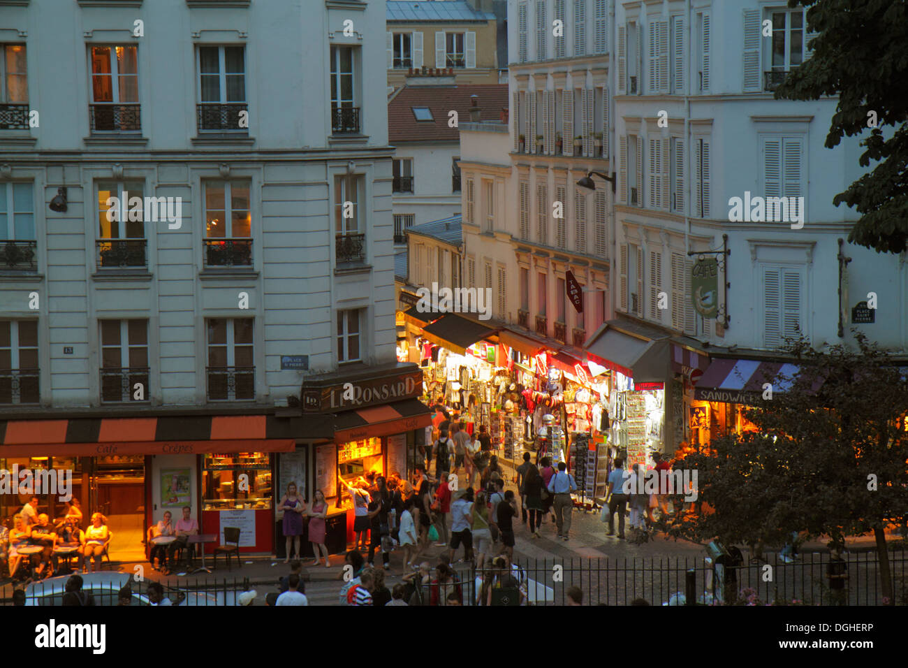 Paris Frankreich, Europa, Frankreich, 18. Arrondissement, Montmatre, Place Saint St. Pierre, Rue de Steinkerque, Blick vom Square Louise Michel, Nachtleben sogar Stockfoto