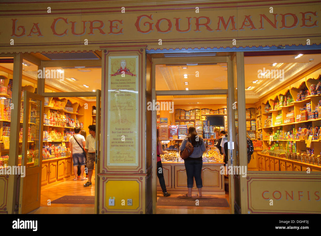 Paris Frankreich,18. Arrondissement,Montmatre,Rue de Steinkerque,Shopping Shopper Shopper shoppen shoppen shoppen shoppen shoppen Markt Märkte Marktplatz kaufen verkaufen,Retail st Stockfoto