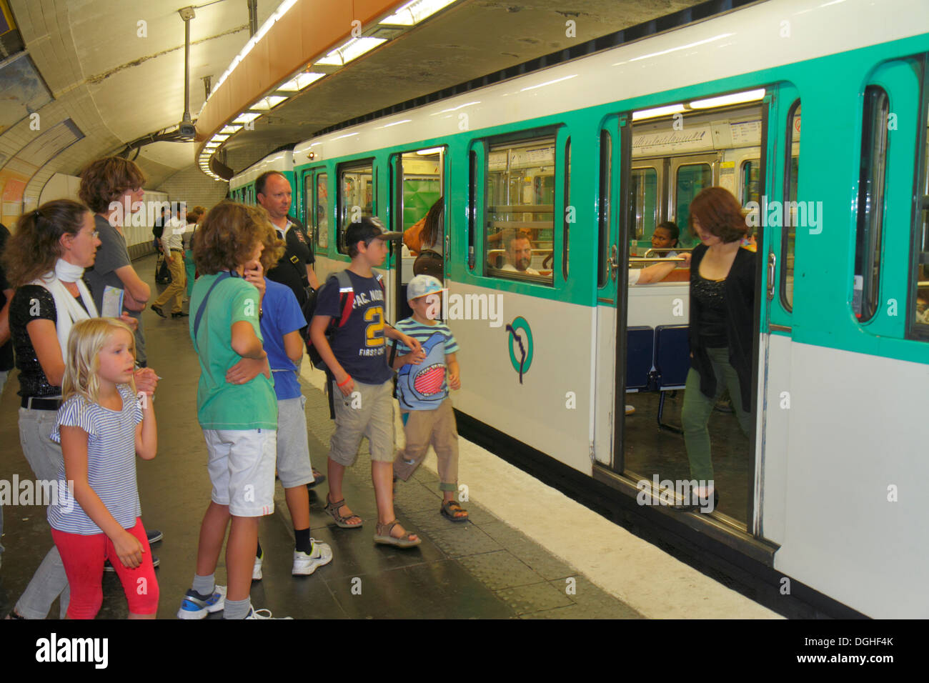 Paris Frankreich, 18. Arrondissement, Montmatre, Anvers Sacre Coeur Metro Station Linie 2, U-Bahn, Zug, Bahnsteig, Familien Eltern Eltern Kinder Stockfoto